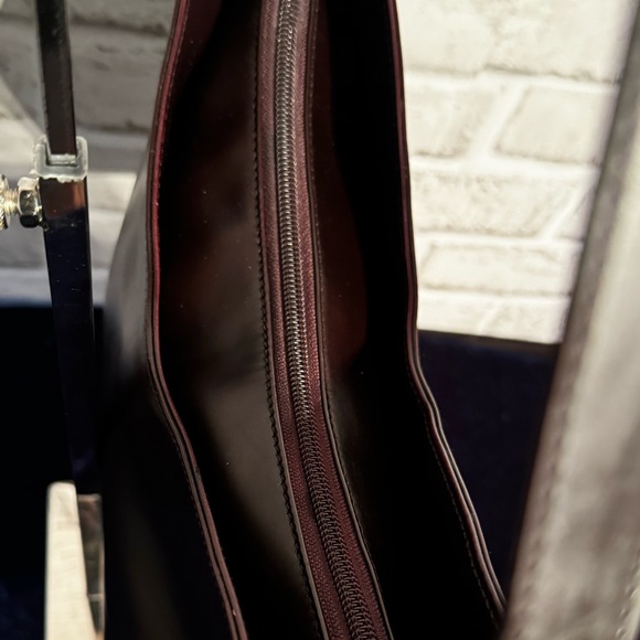 💎GUCCI Mahogany Leather V Cut Shoulder - Picture 5 of 12